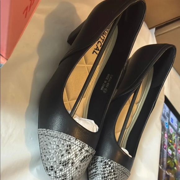 Black and Gray Flats with Classic Slip-On Design - Picture 3 of 7